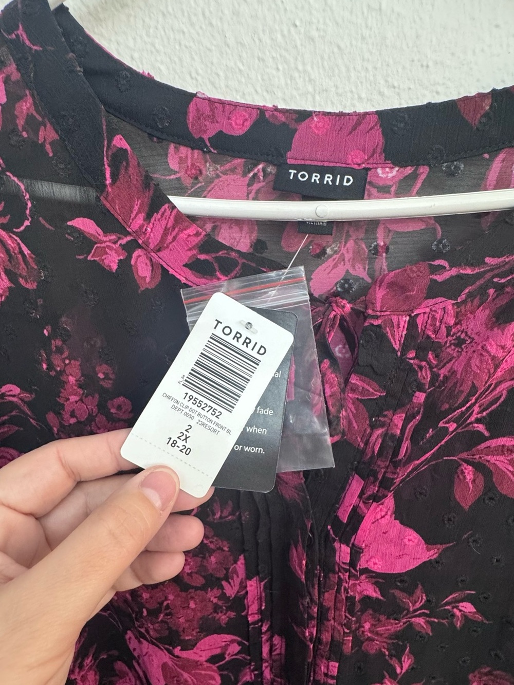 NWT torrid Chiffon Clip Dot Button-Front Blouse - Size 2 - Floral Pink - Picture 11 of 13